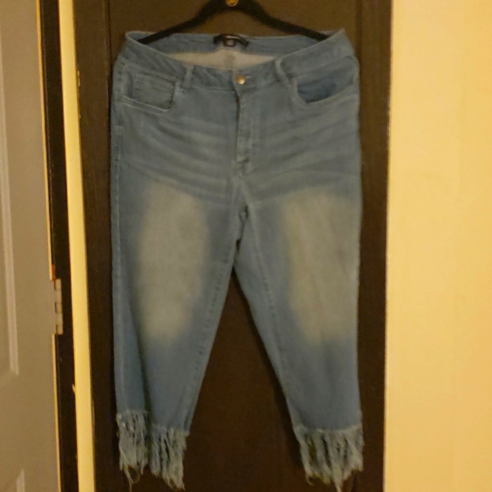 Frayed hem Capri jeans